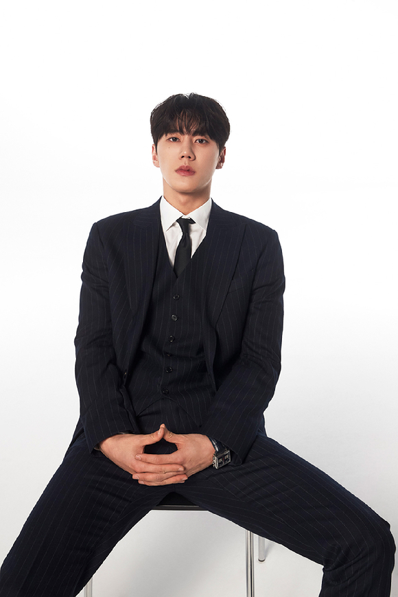 배우 이준영이 디즈니+ 시리즈 '로얄로더' 인터뷰를 위해 포즈를 취하고 있다. [사진=월트디즈니 컴퍼니 코리아]