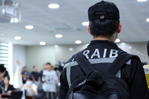 19일 무안국제공항 관리동 3층에서 열릴 예정이었던 12·29 제주항공 여객기 참사 엔진 정밀조사 결과 브리핑이 취소돼 항공철도사고조사단이 자리를 뜨고 있다. 2025.7.19 [사진=연합뉴스]