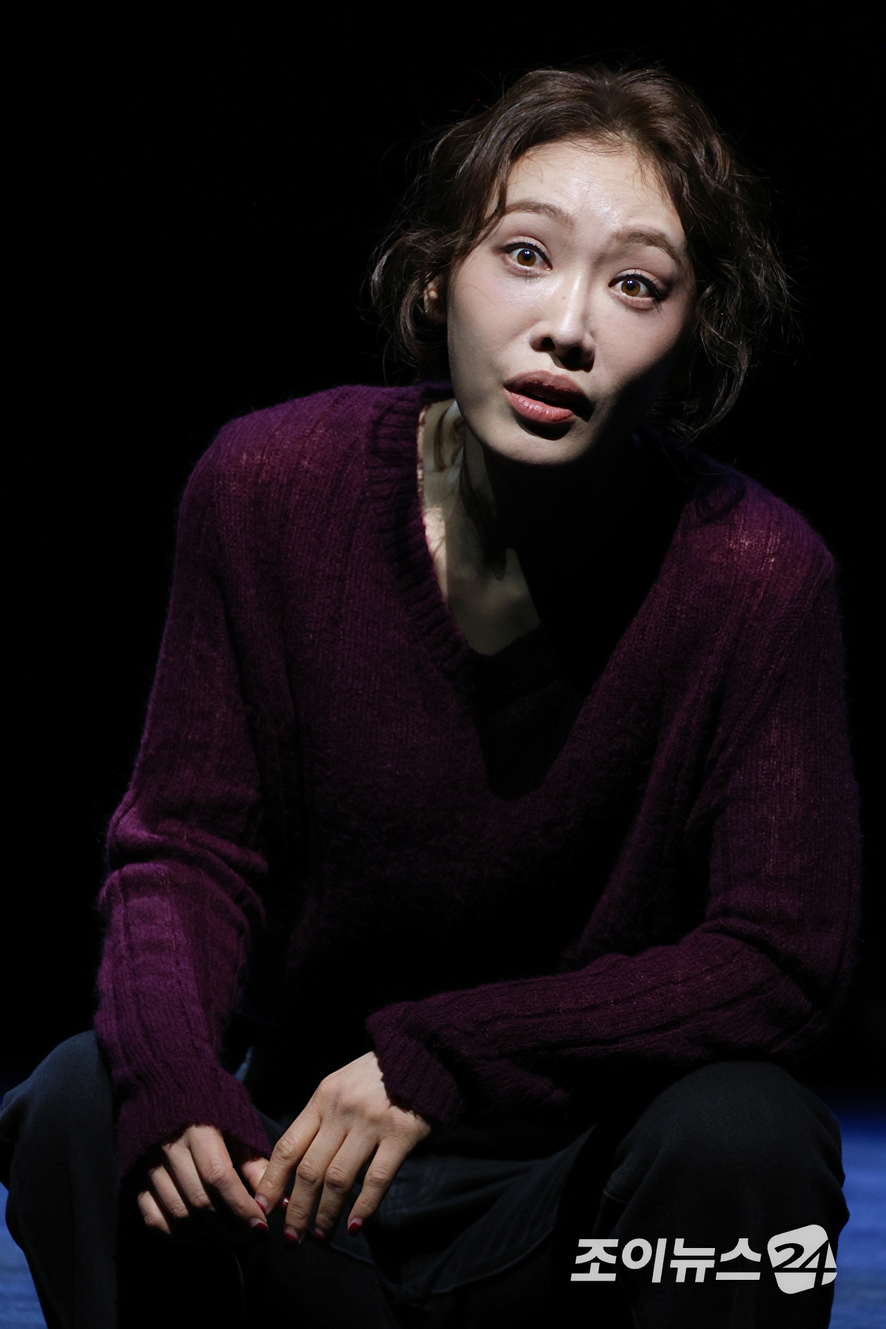 배우 김히어라가 23일 오후 서울 종로구 연지동 두산아트센터 연강홀에서 진행된 연극 '플리백' 프레스콜에 참석해 열연을 펼치고 있다. [사진=문수지 기자]