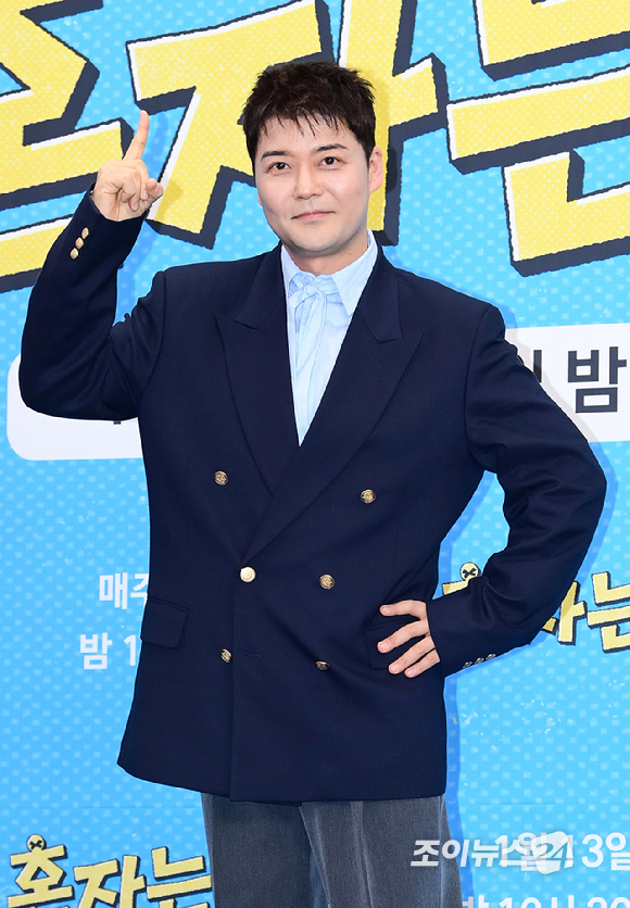 방송인 전현무가 12일 오후 서울 마포구 스탠포드호텔에서 열린 JTBC 새 예능 프로그램 '혼자는 못 해' 제작발표회에 참석하고 있다. [사진=정소희 기자]
