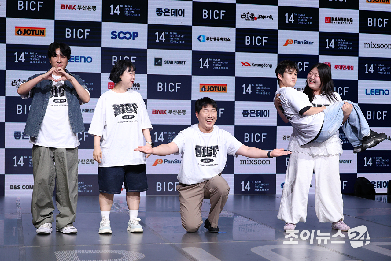 코미디언 신윤승, 이수경, 윤재웅, 김진곤, 김가은이 24일 오후 서울 마포구 상암동 쇼킹케이팝센터에서 열린 '제14회 부산국제코미디페스티벌(BICF)' 기자회견에 참석해 포즈를 취하고 있다. [사진=문수지 기자]