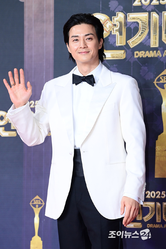 '귀궁' 배우 김지훈이 31일 오후 서울 마포구 상암동 SBS 프리즘타워에서 열린&nbsp;2025 SBS 연기대상&nbsp;레드카펫 행사에 참석하고 있다. [사진=정소희 기자]