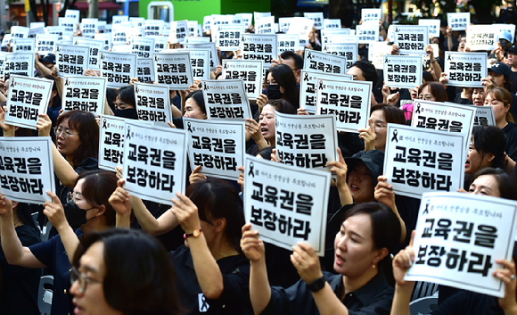 교육부가 학생생활지도에 관한 고시 해설서와 유치원 교원의 교육활동 보호를 위한 고시 해설서를 교육 현장에 안내했다. 사진은 지난 4일 대구시교육청 앞 분수광장에서 열린 고 서이초 사망교사 49재 대구 추모집회에서 참석자들이 현장 교사들의 요구를 즉각 반영해 줄 것을 촉구하고 있다. [사진=뉴시스]