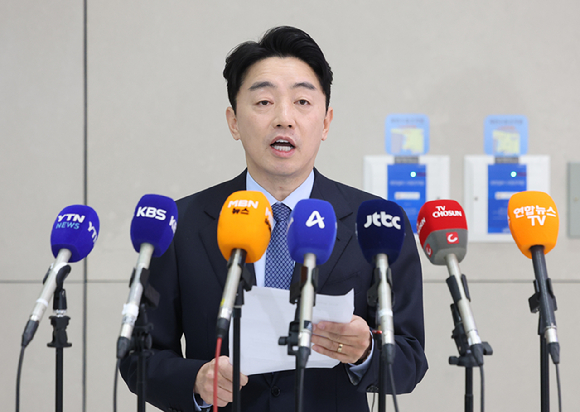 '전략경제협력 대통령 특사' 자격으로 폴란드로 출국해 한화에어로스페이스의 다연장 유도무기인 천무 유도미사일의 3차 수출 계약 체결을 지원한 강훈식 대통령비서실장이 30일 인천국제공항 제2여객터미널을 통해 귀국, 발언하고 있다. 2025.12.30 [사진=연합뉴스]