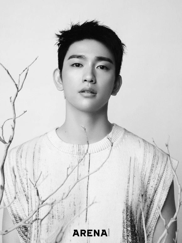 배우 박진영이 화보 촬영에서 포즈를 취하고 있다. [사진=아레나 옴므 플러스]