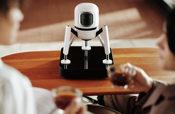 LG전자가 두 개의 커피 캡슐을 동시에 추출해 다양한 맛으로 블렌딩할 수 있는 신개념 커피머신 '듀오보'를 출시했다. 듀오보는 '아폴로 11호' 모티브의 디자인을 갖췄고, 제품에 탑재된 10.1형 디스플레이로 우주선 콘셉트 담은 전용 애니메이션을 보여주는 등 이색 재미를 더했다. [사진=LG전자]