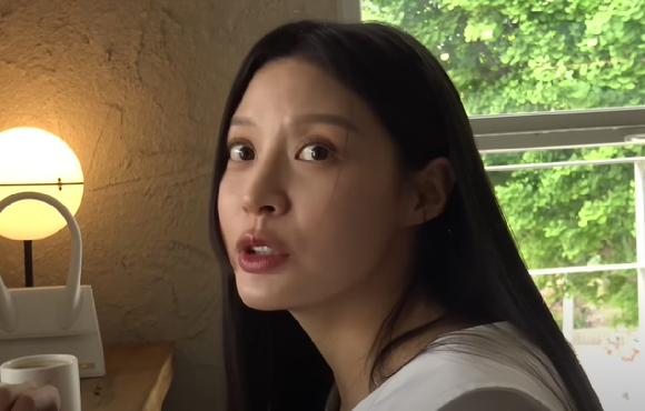 조국 전 법무부 장관 딸 조민 씨가 첫 유튜브 영상을 공개했다. [사진=유튜브 '쪼민 minchobae' 캡처]