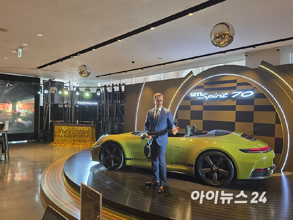 마티아스 부세 포르쉐코리아 대표가 27일 서울 강남구 포르쉐 스튜디오 청담에서 발표하고 있다. [사진=김종성 기자]