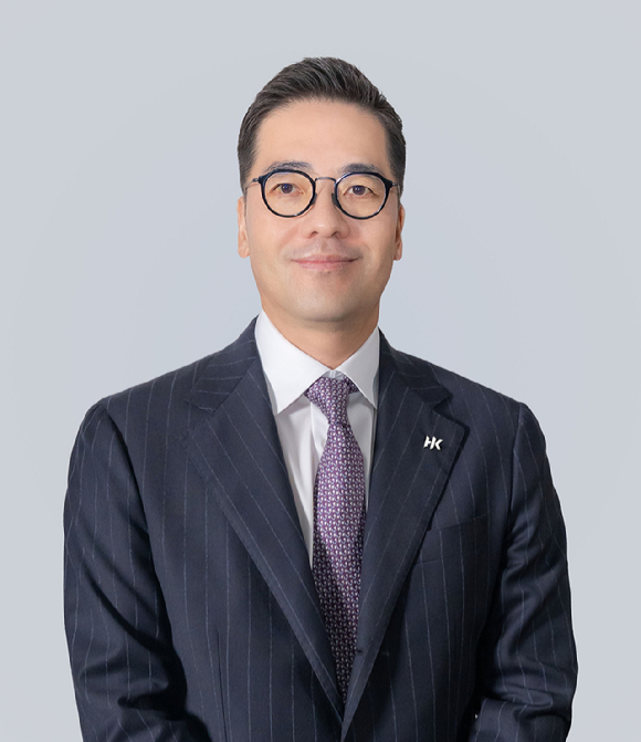 콜마그룹 창업주 윤동한 회장의 장남 윤상현 콜마홀딩스 부회장(왼쪽), 장녀 윤여원 콜마비앤에이치 대표. [사진=콜마그룹 제공]