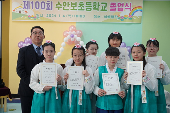 수안보초등학교가 4일 100회 졸업식을 가졌다. [사진=충주교육지원청]