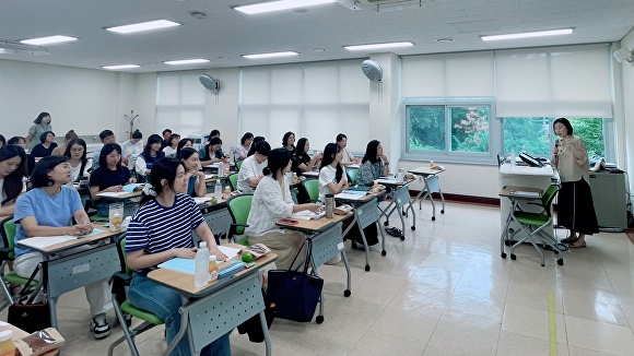 광주 동.서부교육지원청이 광주교육연수원에서 '기초학력 전담교사 역량 강화 직무연수'를 진행하고 있다 [사진=광주시교육청]