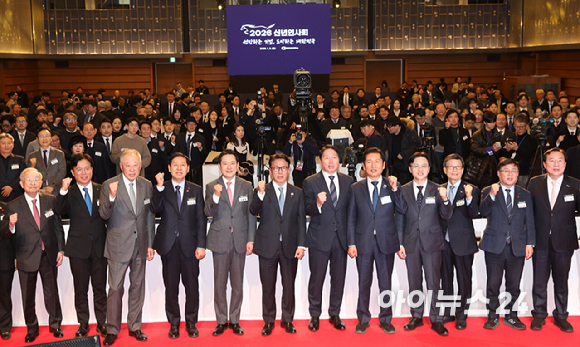 김민석(오른쪽 세 번째) 국무총리와 최태원(왼쪽 두 번째) 대한상공회의소 회장, 정청래(왼쪽) 더불어민주당 대표, 장동혁 국민의힘 대표가 2일 오후 서울 중구 대한상공회의소에서 열린 2026 경제계 신년인사회에서 떡케이크를 자르고 있다. [사진=사진공동취재단]