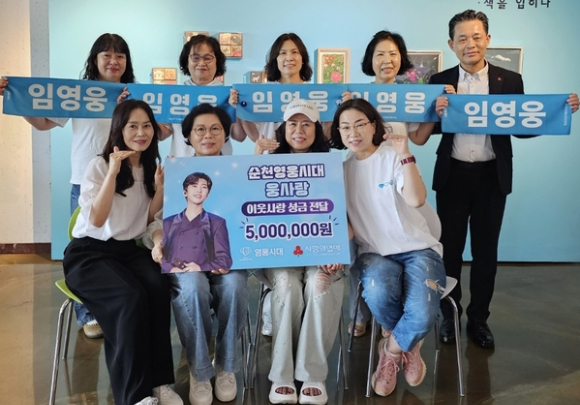 가수 임영웅이 '임영웅│아임 히어로 더 스타디움'을 통해 팬들과 만나고 있다. [사진= CGV ICECON, CJ 4DPLEX]