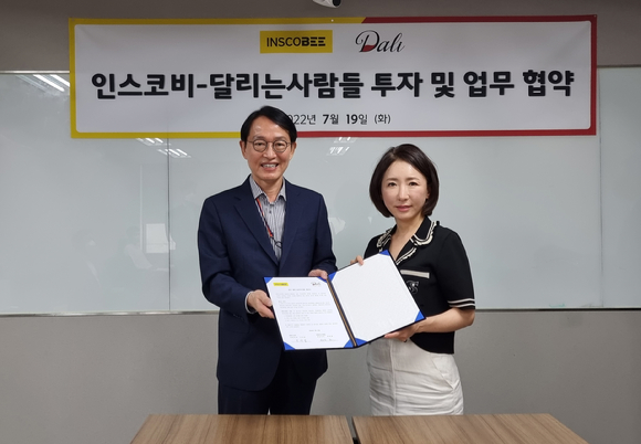  인스코비가 주류 버티컬 커머스 플랫폼 '달리'에 투자해 전략적투자자(SI)로 참여키로 했다. 구자갑 인스코비 대표(왼쪽)과 배선경 달리는사람들 대표가 기념 사진을 촬영하고 있다. [사진=인스코비]