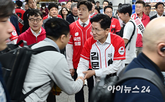 김문수 국민의힘 대통령 후보가 15일 오전 서울 구로구 신도림역에서 출근길 시민들과 인사를 나누고 있다. [사진=곽영래 기자]