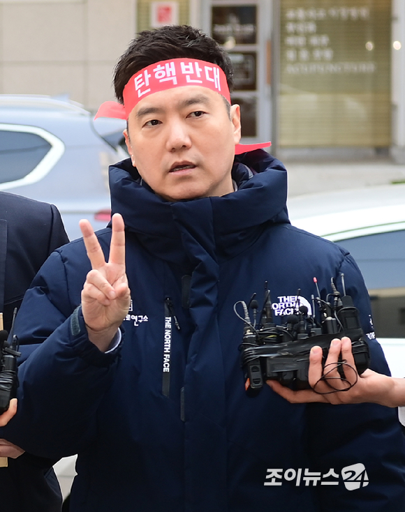 김세의 유튜브 가로세로연구소 대표가 17일 서울경찰청에 출석해 허위사실 유포에 따른 명예훼손 혐의로 한 유튜버에 대한 고소장을 접수하고 있다. [사진=정소희 기자]