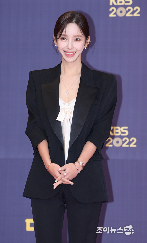 웹툰작가 야옹이(김나영)가 24일 오후 서울 영등포구 KBS 신관공개홀에서 열린 '2022 KBS 연예대상' 레드카펫 행사에 참석하고 있다. [사진=정소희 기자]