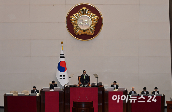 우원식 국회의장이 2일 오후 서울 여의도 국회에서 열린 제432회국회(임시회) 제1차 본회의 개회식에서 개회사를 하고 있다. [사진=곽영래 기자]