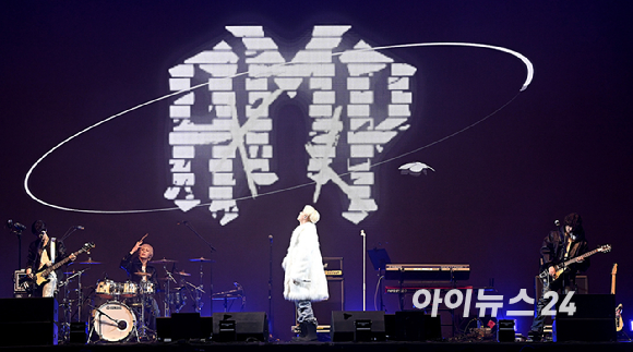 21일 서울 송파구 서울특별시교육청 학생체육관에서 '2026 JOY콘서트 - 보이스 오브 스프링(Voice of spring)'이 열렸다. 밴드 엔플라잉, 소란, 에이엠피가 멋진 무대를 선보이고 있다. [사진=정소희 기자]