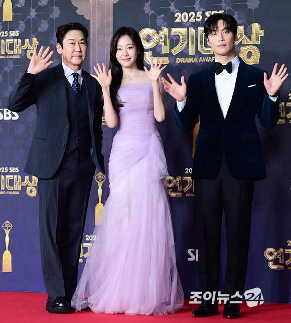 신동엽-채원빈-허남준이 31일 오후 서울 마포구 상암동 SBS 프리즘타워에서 열린&nbsp;2025 SBS 연기대상&nbsp;레드카펫 행사에 시상식 MC로 참석하고 있다. [사진=정소희 기자]