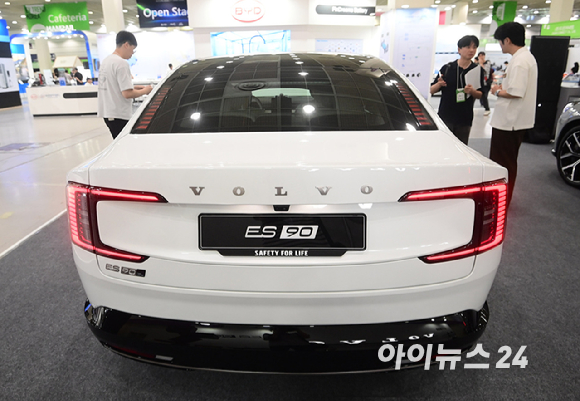 'EV 트렌드 코리아 2026'이 25일 서울 강남구 코엑스에서 열렸다. 볼보자동차코리아 부스에서 전기 세단 ES90, 전기 SUV EX90이 전시되고 있다. [사진=정소희 기자]