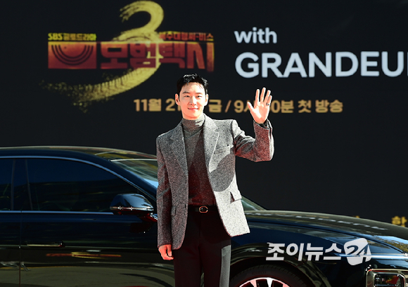 배우 이제훈이 18일 오후 서울 양천구 목동 SBS 정문에서 열린 SBS 새 금토드라마 '모범택시3' 레드카펫 포토행사에 참석하고 있다. [사진=정소희 기자]