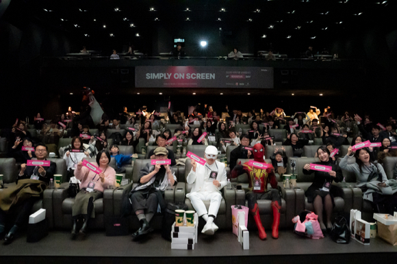 사진은 지난 6일 진행한 부스터스 시즌4 어워즈에서 LG유플러스 관계자와 크리에이터들이 기념사진을 촬영하고 있는 모습. [사진=LGU+]