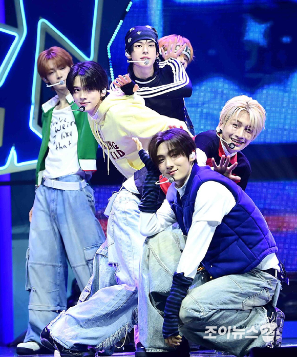 그룹 투어스(왼쪽부터 한진, 영재, 도훈, 신유, 경민, 지훈)이 13일 오후 서울 광진구 예스24라이브홀에서 열린 투어스(TWS) 네 번째 미니앨범 'play hard' 발매 쇼케이스에 참석하고 있다. [사진=정소희 기자]