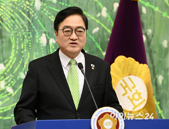 우원식 국회의장이 10일 서울 여의도 국회에서 개헌 관련 긴급 기자회견을 하고 있다. [사진=곽영래 기자]