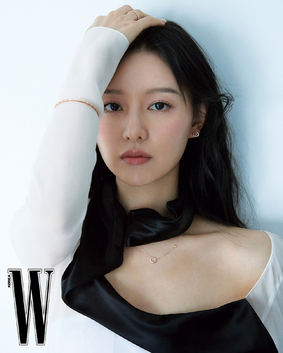 배우 김지원이 화보 촬영에서 포즈를 취하고 있다. [사진=더블유 코리아]