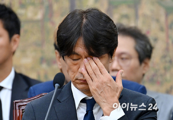 홍명보 전 축구국가대표 감독이 30일 서울 여의도 국회에서 열린 문화체육관광위원회의 대한축구협회 현안 관련 청문회에 참석해 자리에 앉아 있다. [사진=곽영래 기자]