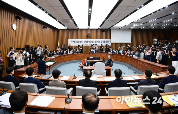 한성숙 국무총리 후보자가 25일 서울 여의도 국회에서 열린 인사청문회에서 출석해 선서를 하고 있다. [사진=정소희 기자]