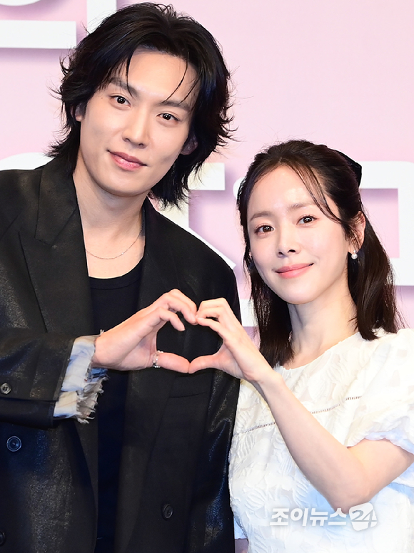 배우 이기택과 한지민이 26일 오후 서울 신도림 더 링크호텔 서울에서 열린 JTBC 새 토일드라마 '미혼남녀의 효율적 만남' 제작발표회에 참석하고 있다. [사진=정소희 기자]