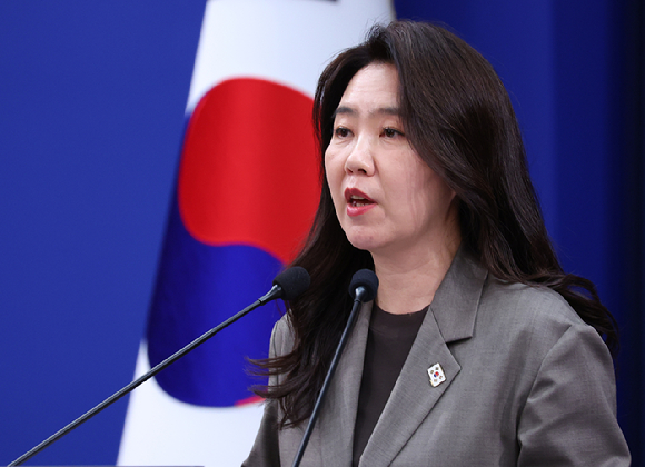 강유정 수석대변인이 13일 청와대 춘추관에서 이날 열린 한-폴란드 정상회담 관련 브리핑을 하고 있다. 2026.4.13 [사진=연합뉴스]