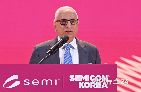 아지트 마노차(Ajit Manocha) 세미(SEMI) 최고경영자(CEO)가 11일 서울 강남구 코엑스에서 열린 세미콘 코리아 2026에서 인사말을 하고 있다. [사진=곽영래 기자]