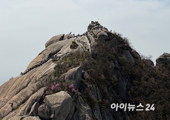 전국적으로 초여름 날씨를 보인 19일 휴일을 맞아 북한산 정상 백운대에 등산객들이 북적이고 있다. [사진=정소희 기자]