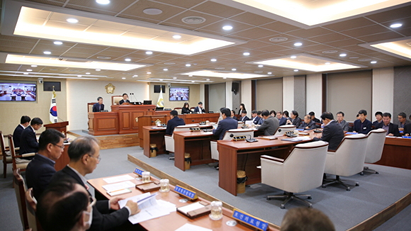 장수군의회 제2차 정례회 본회의 모습  [사진=장수군의회 ]