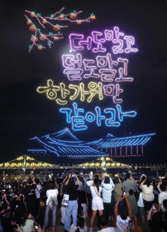 추석 연휴 둘째 날인 4일 오후 부산 광안리해수욕장에서 '광안리 엠(M) 드론 라이트 쇼'의 추석 특별공연이 펼쳐지고 있다. 드론 2500대가 동원된 이날 공연은 '빛으로 잇는 한가위'란 주제로 선비와 호랑이, 단청, 전통 탈을 쓴 남사당패, 토끼 강강술래 등 우리나라의 아름다운 전통과 한가위 상징 이미지로 밤하늘을 수놓았다. 2025.10.4 [사진=연합뉴스]