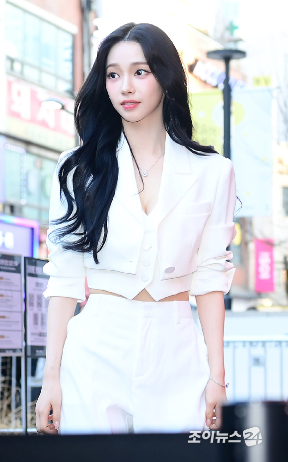 그룹 에스파(aespa) 카리나가 19일 오후 서울 성동구 성수동 올리브영N 성수에서 열린 미쟝센 '퍼펙트 세럼 팝업' 팝업 행사 오픈 기념 포토콜 행사에 참석하고 있다. [사진=정소희 기자]