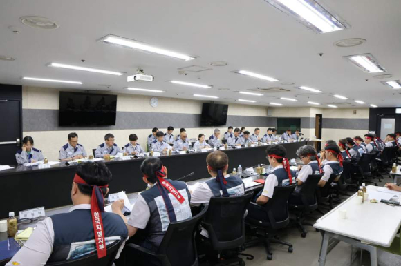 로베르토 렘펠 한국GM 사장이 22일 인천 중구 파라다이스시티에서 열린 'GM 브랜드 데이'에서 한국지엠 경영정상화의 청사진을 제시하고 있다. [사진=한국GM]