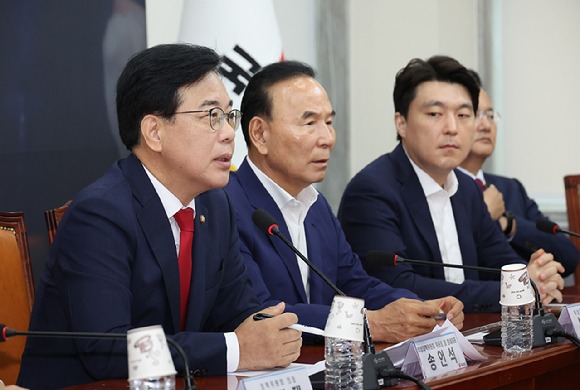 국민의힘 송언석 비상대책위원장 겸 원내대표가 31일 국회에서 열린 비상대책위원회의에서 발언하고 있다. [사진=연합뉴스]