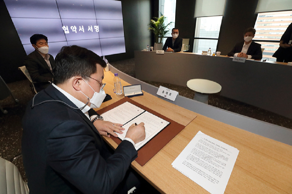 송재호 KT AI/DX융합사업부문장(부사장)이 협약서에 서명하는 모습 [사진=KT]