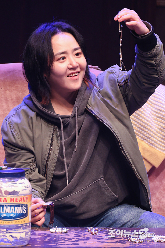 배우 문근영이 19일 오후 서울 종로구 동숭동 대학로티오엠에서 진행된 연극 '오펀스' 프레스콜에 참석해 열연을 펼치고 있다. [사진=문수지 기자]