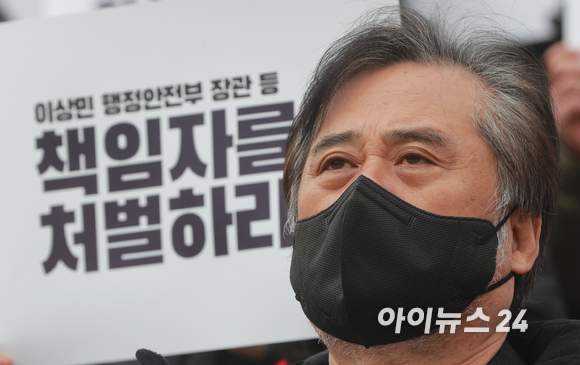 이정민 10.29 이태원 참사 유가족협의회 부대표가 5일 서울 여의도 국회 앞에서 이태원참사 국정조사 기간 연장과 책임자 처벌을 촉구하는 기자회견을 열고 있다. [사진=김성진 기자]