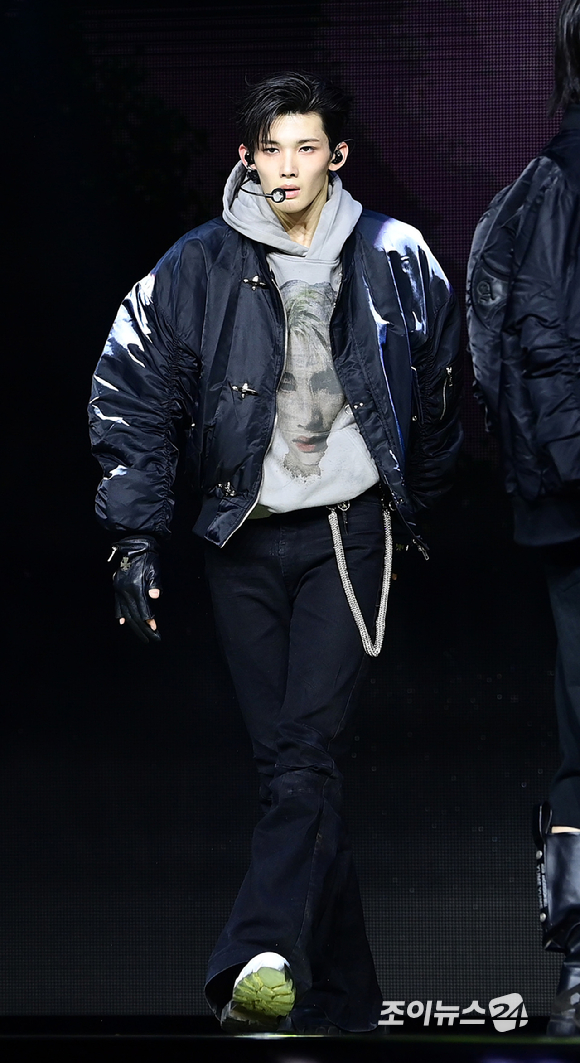 그룹 앤팀 조가 28일 오후 서울 용산구 한남동 블루스퀘어에서 열린 &TEAM(앤팀) 한국 데뷔 앨범 미니 1집 'Back to Life'(백 투 라이프)발매 기념 쇼케이스에 참석해 멋진 무대를 선보이고 있다. [사진=정소희 기자]