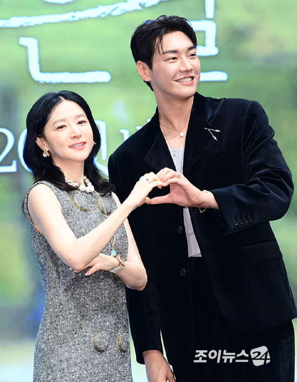 배우 이영애와 김영광이 16일 오후 서울 구로구 더세인트에서 열린 KBS2 토일드라마 '은수 좋은 날' 제작발표회에서 포즈를 취하고 있다. [사진=정소희 기자]
