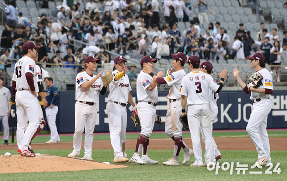 오는 8월 19일 고척 스카이돔에서 열리는 롯데 자이언츠와 키움 히어로즈전 개시 시간이 오후 6시에서 오후 2시로 변경됐다. 사진은 올 시즌 홈 경기에서 승리를 거둔 뒤 서로를 격려하고 있는 히어로즈 선수들이다. [사진=정소희 기자]