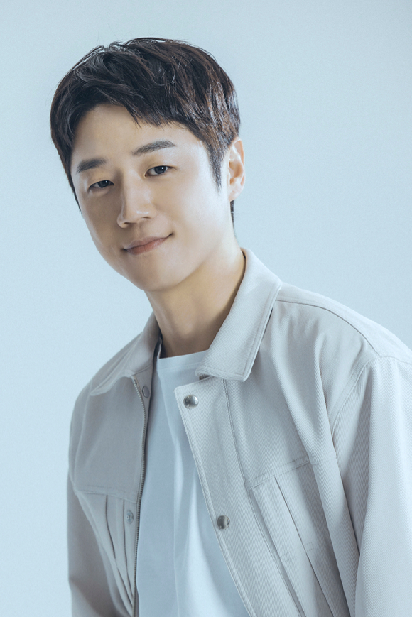 '언젠가는 슬기로울 전공의 생활'에 출연한 배우 정준원이 인터뷰에 앞서 사진촬영을 하고 있다. [사진=에일리언컴퍼니]