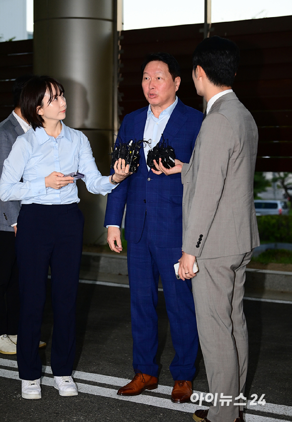 최태원 SK그룹 회장이 손정의 소프트뱅크 회장의 초청으로 미국 플로리다주 마러라고 리조트에서 열리는 투자 행사에 참석하기 위해 16일 오후 서울 강서구 김포비즈니스항공센터를 통해 출국하는 중 취재진과 인터뷰를 갖고 있다. [사진=정소희 기자]