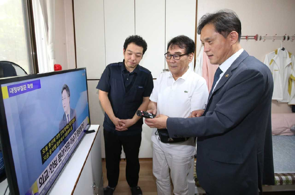 김태규 방송통신위원장 직무대행이 구세군과천양로원에 방문해 맞춤형TV 보급 현장 의견을 청취하고 있다. [사진=방통위]